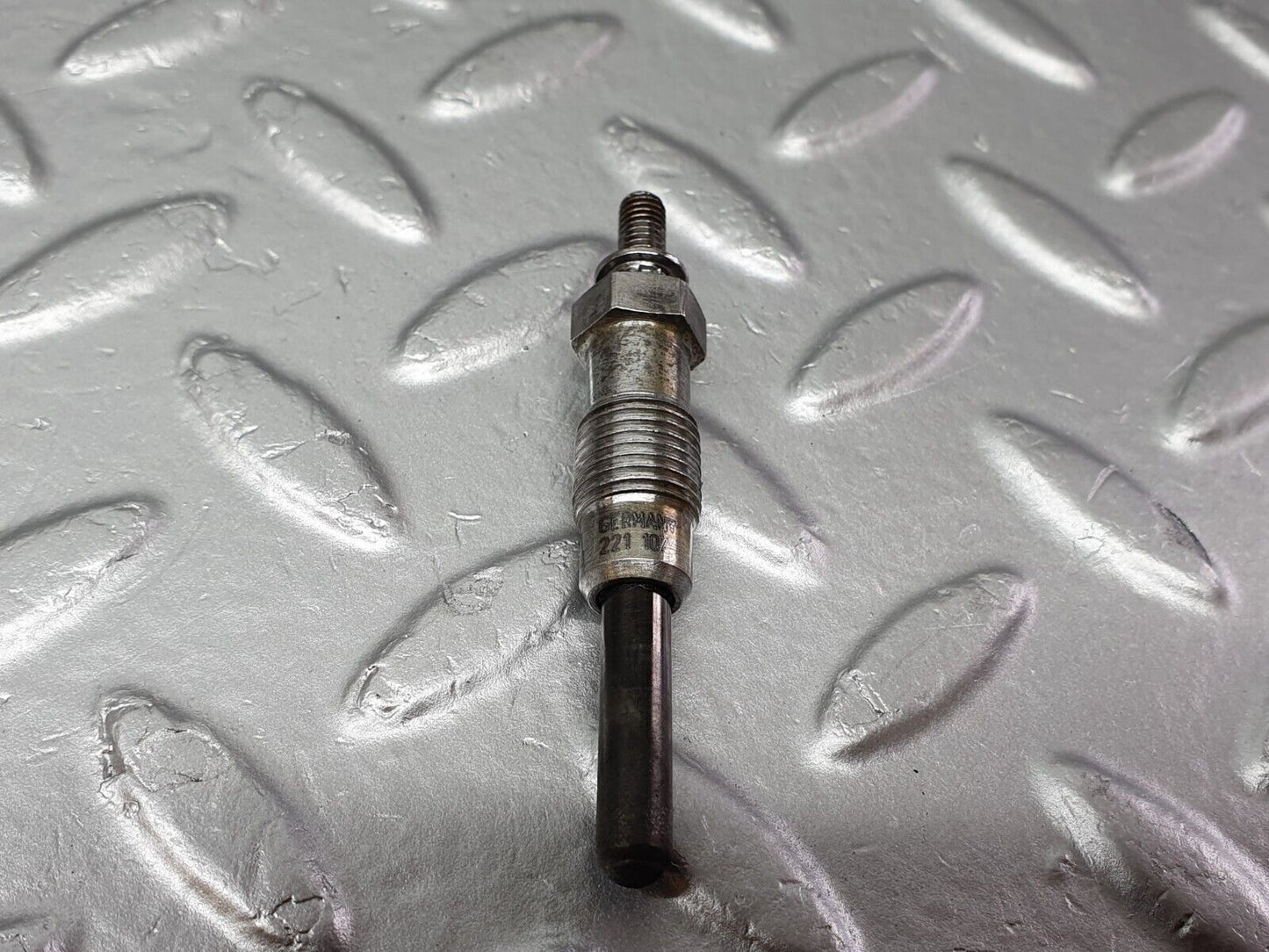 40846 Mercedes-Benz W123 300D Glow Plug Beru 0100221107