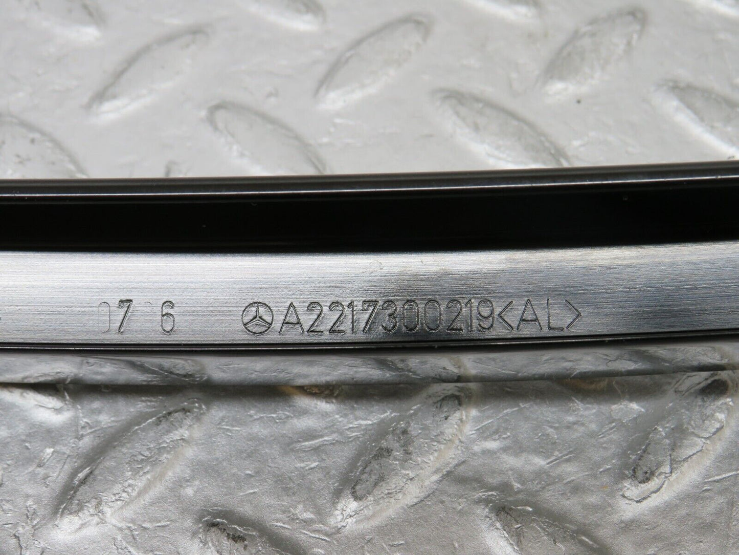 35256 Mercedes-Benz W221 Rear Right Door Window Channel 2217300219