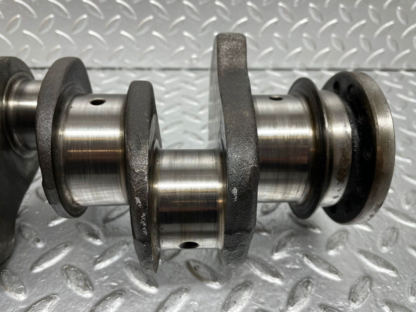 0349 Mercedes-Benz W123 220D Crankshaft  61504