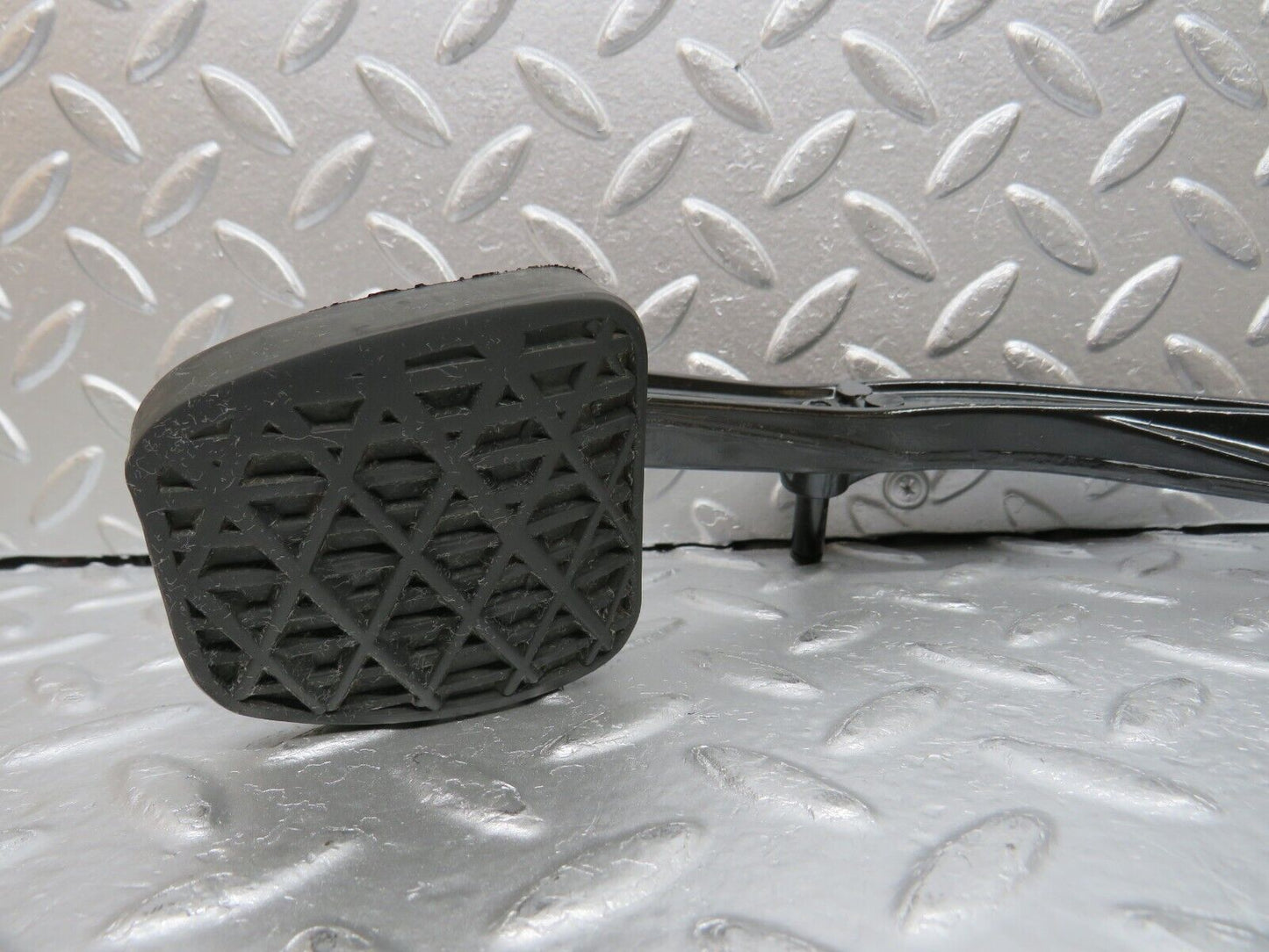 31350 Mercedes-Benz S124 220TE Clutch Pedal 1242900316 2012910282