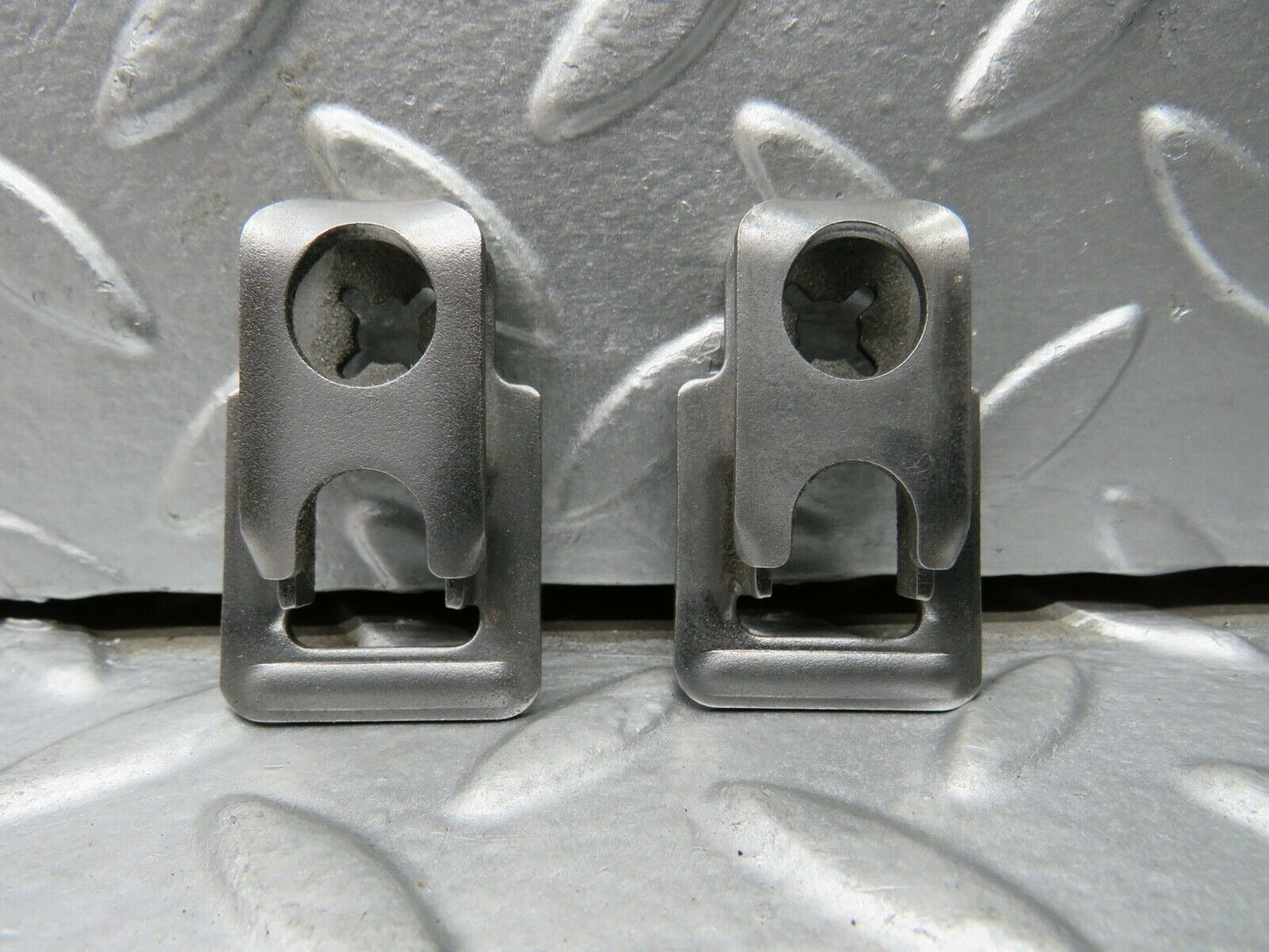21801 Mercedes-Benz W126 300SE Fuel Injector Bracket 2 pcs