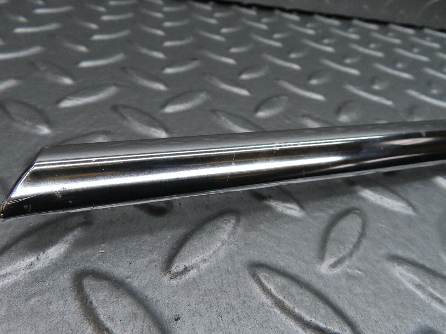 18140 Mercedes-Benz W123 200 Front Left Door Chrome Moulding Trim