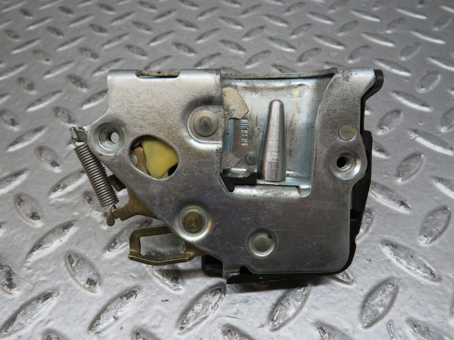 28739 Mercedes-Benz W123 230E Front Right Door Lock Mechanism 1237230208