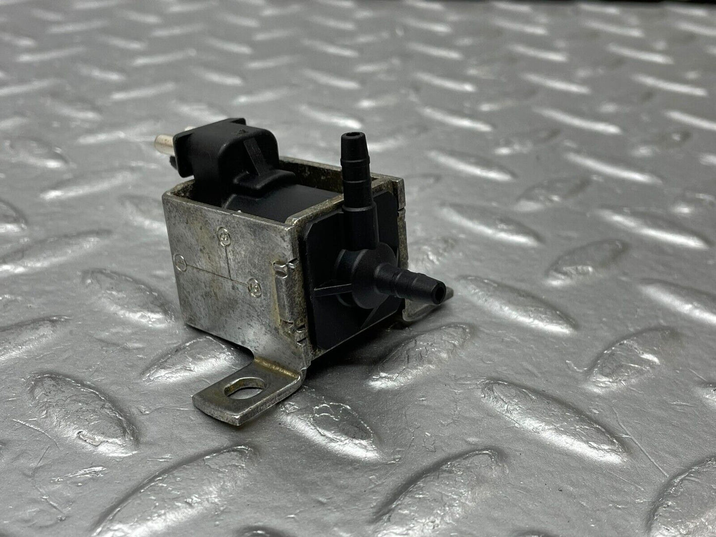 37965 Mercedes-Benz A124 320E Cabriolet Vacuum Control Valve 0015408697