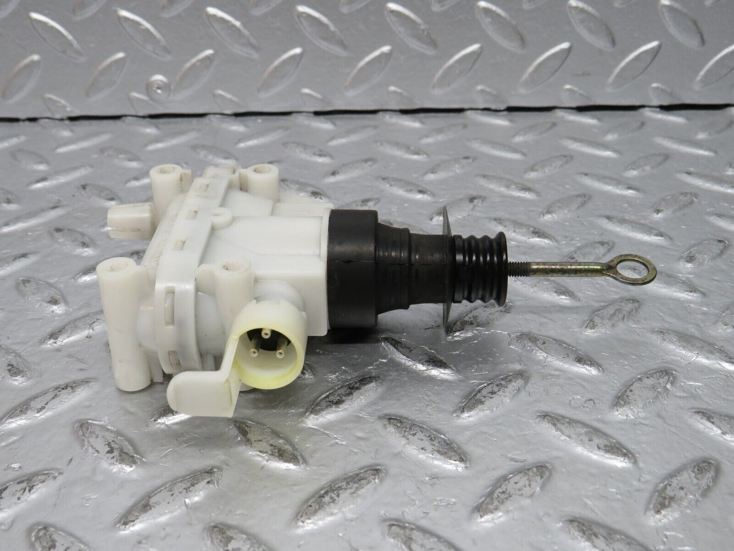 31637 Mercedes-Benz W201 190LE 1.8L Door Lock Vacuum Actuator Front Right