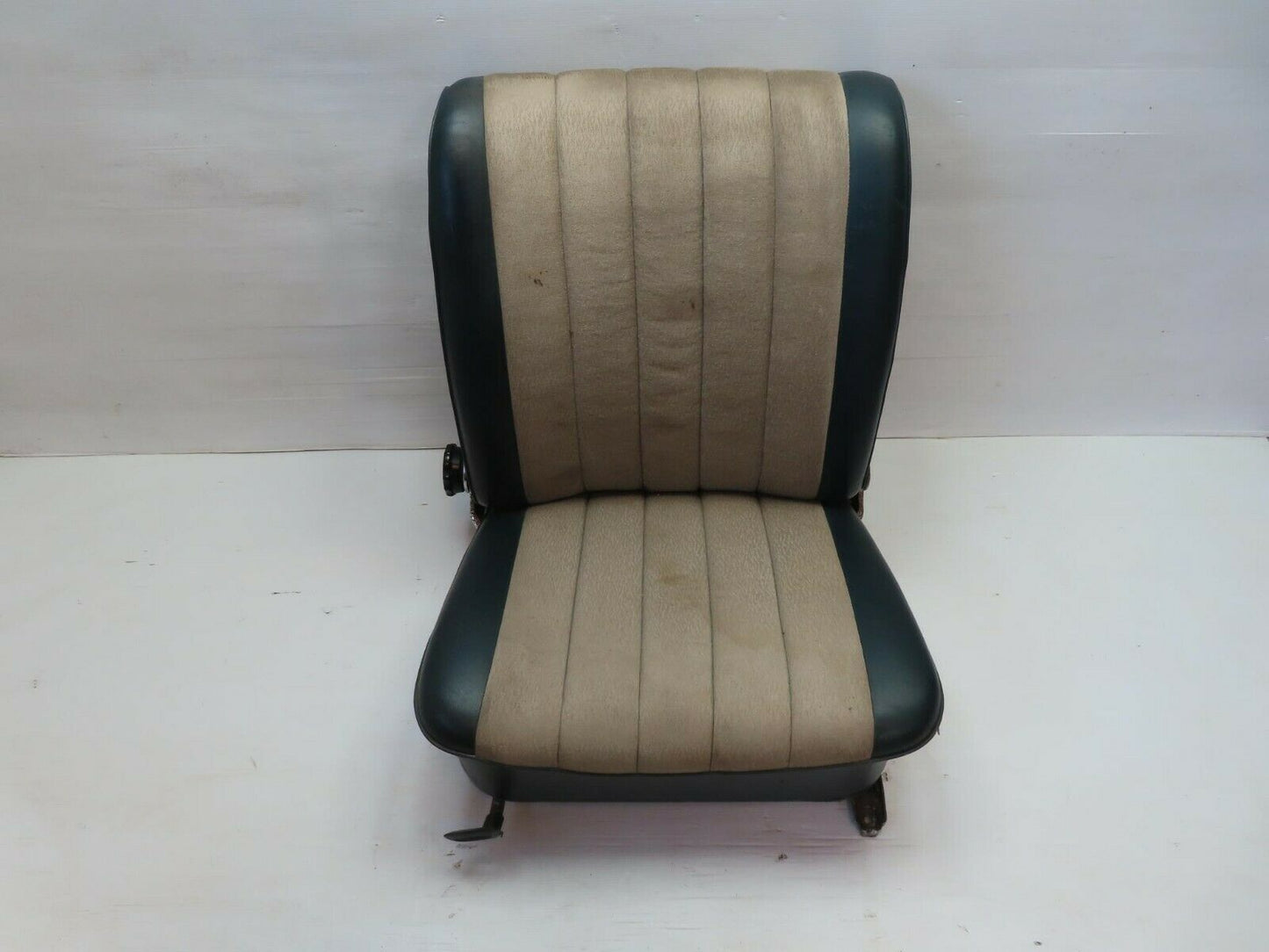 10670 Mercedes-Benz W108  Front Left Seat