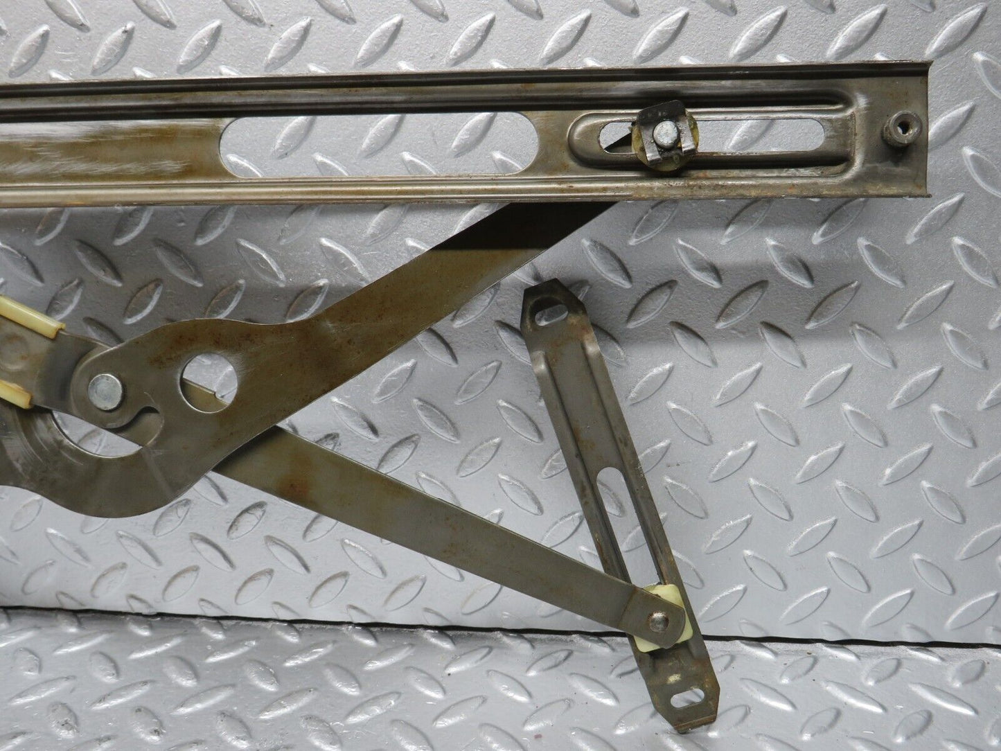 40117 Mercedes-Benz R107 350SL Coupe Front Left Manual Window Regulator 1077250502