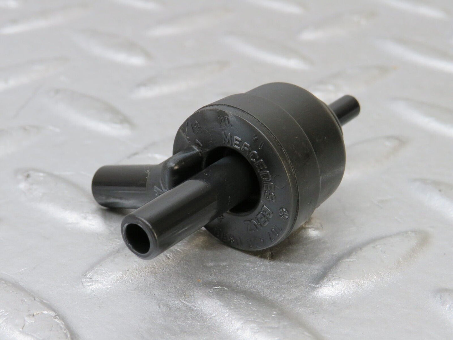 36911 Mercedes-Benz C126 420SEC Coupe Engine Crankcase Vent Valve 1074700893