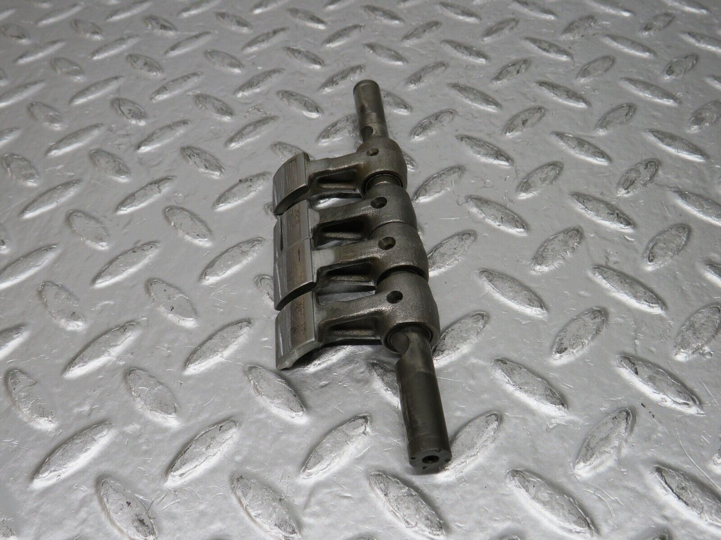 0362 Mercedes-Benz W123 220D  Camshaft Rocker Arm With Shaft