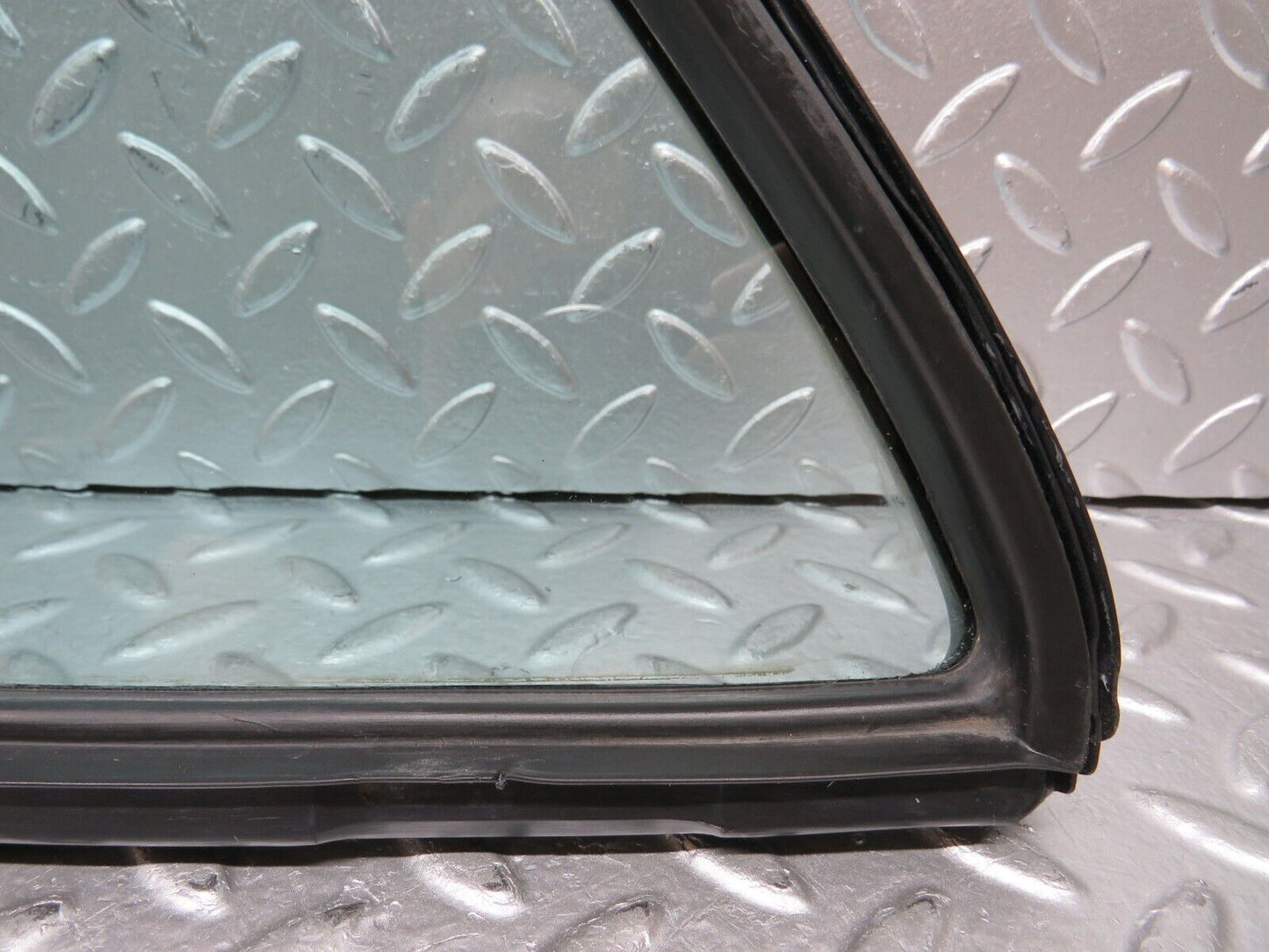 26830 Mercedes-Benz W123 240D Rear Right Quarter Glass