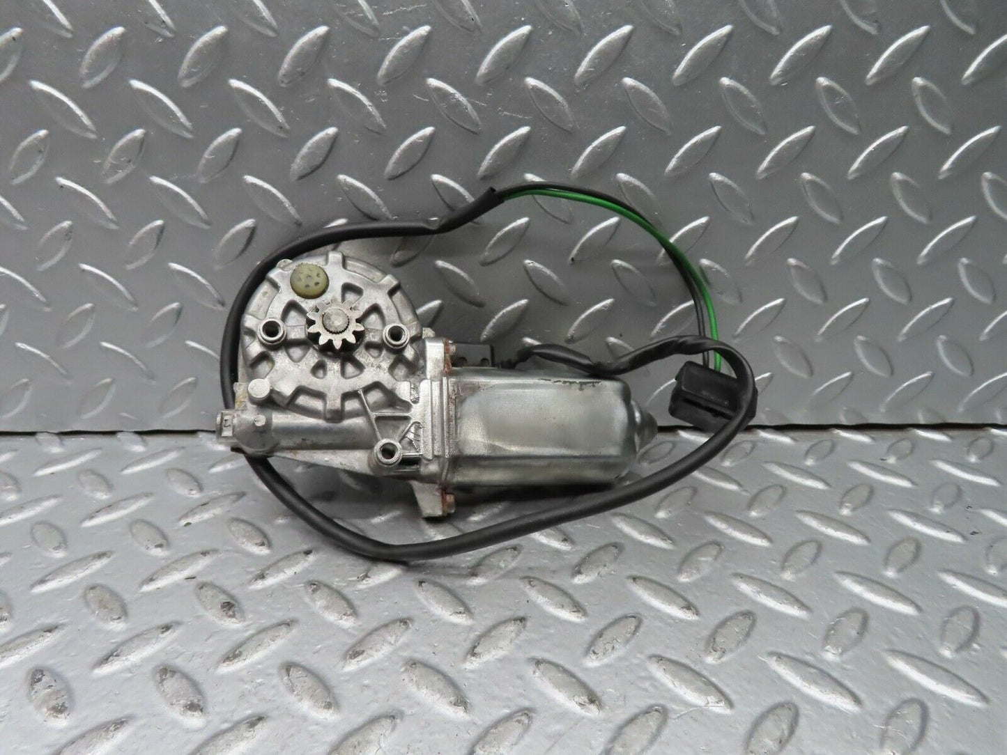 21440 Mercedes-Benz W126 300SE Rear Right Window Regulator Motor 0130821036