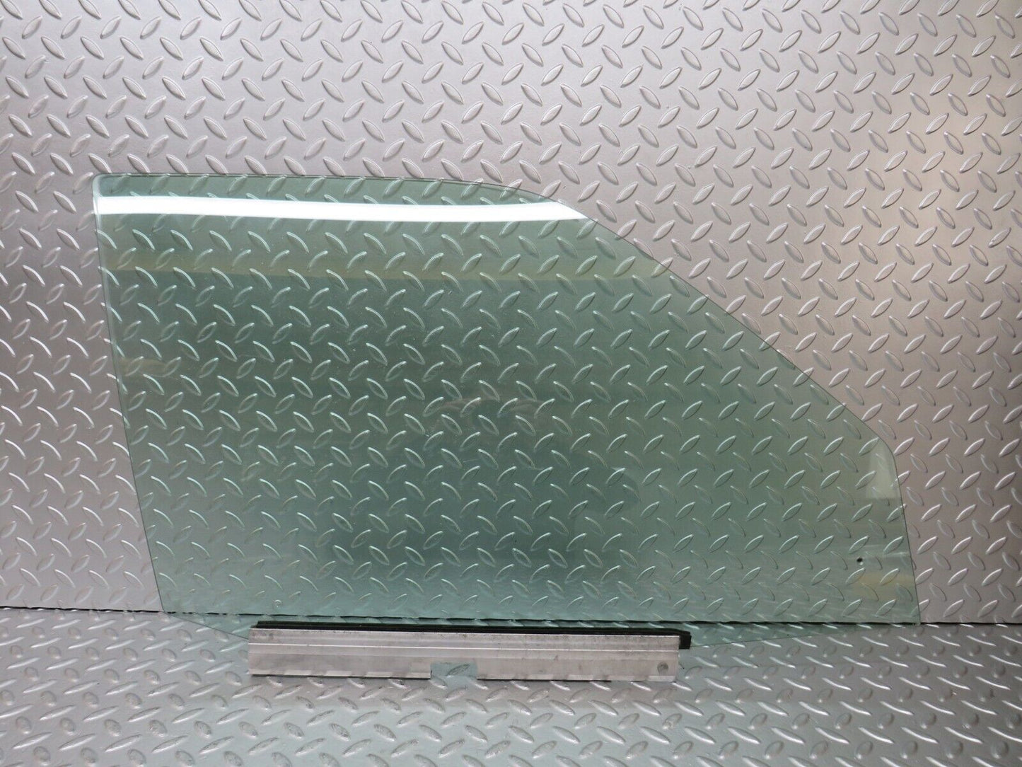 25147 Mercedes-Benz W201 190D Front Right Door Window Glass