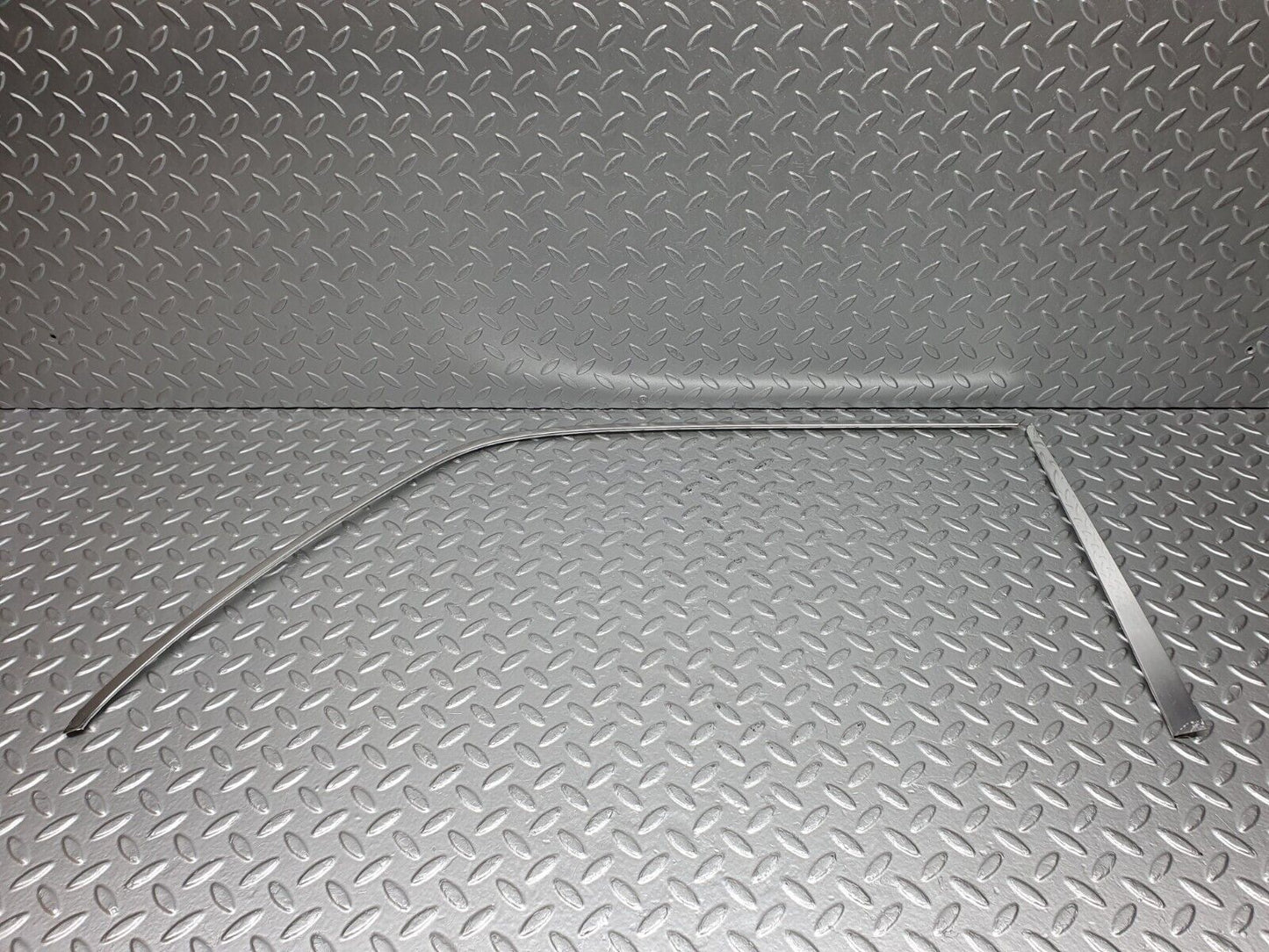 40773 Mercedes-Benz W123 300D Rear Right Door Window Chrome Frame