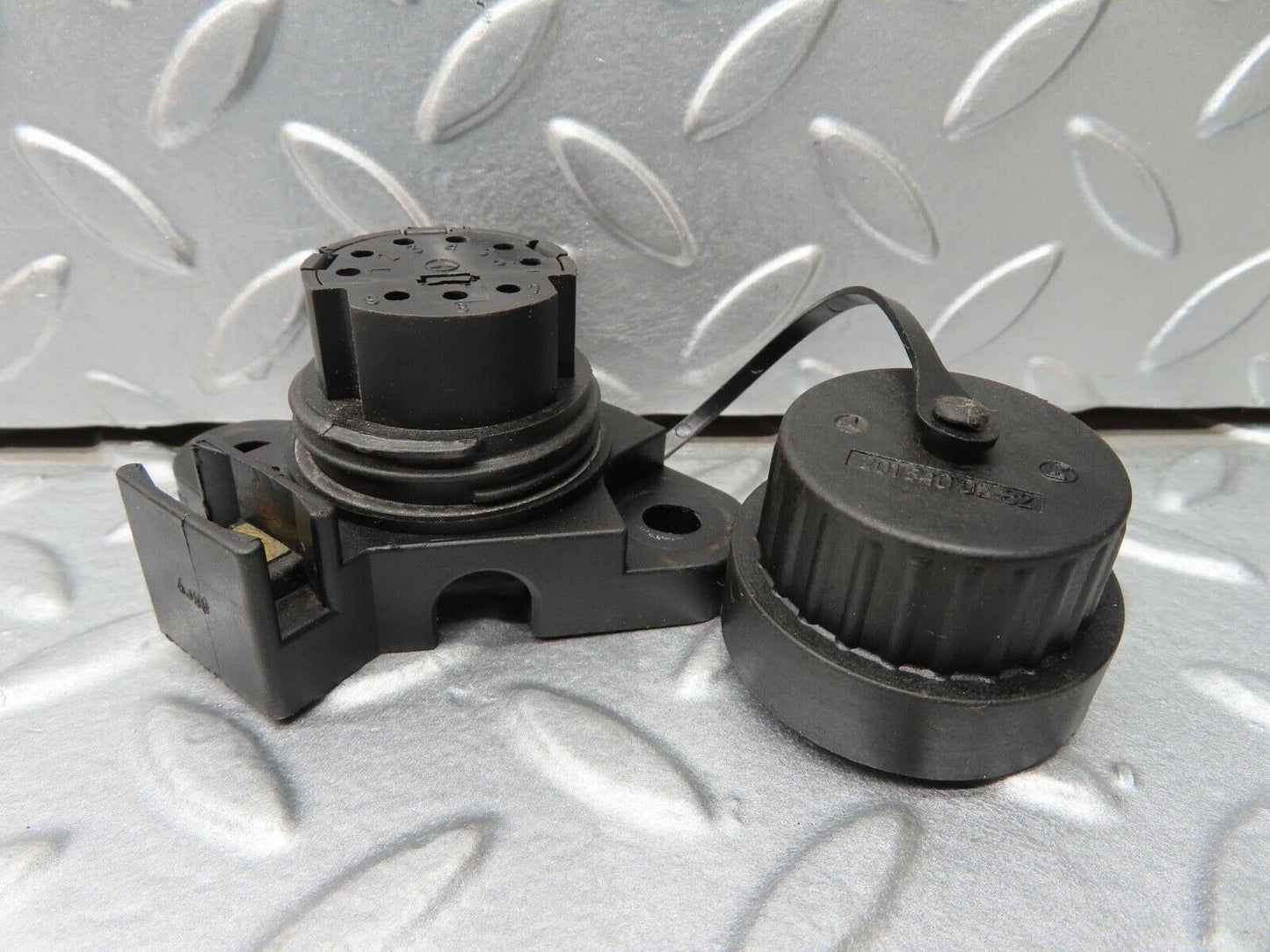 16380 Mercedes-Benz W124 260E Diagnostic Connector 2015400282
