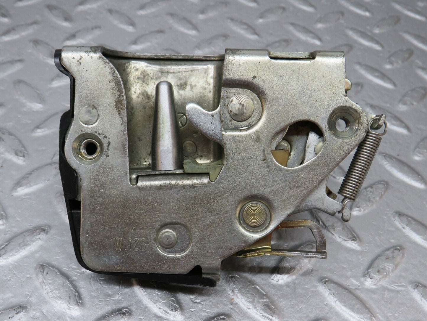 36042 Mercedes-Benz W126 420SE Front Left Door Lock Mechanism 1237230108
