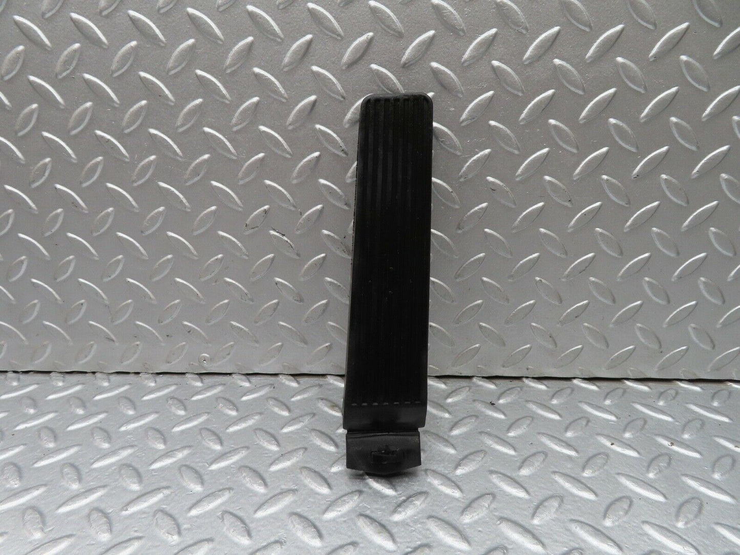 18072 Mercedes-Benz W123 200 Accelerator Pedal With Rubber 1163010182