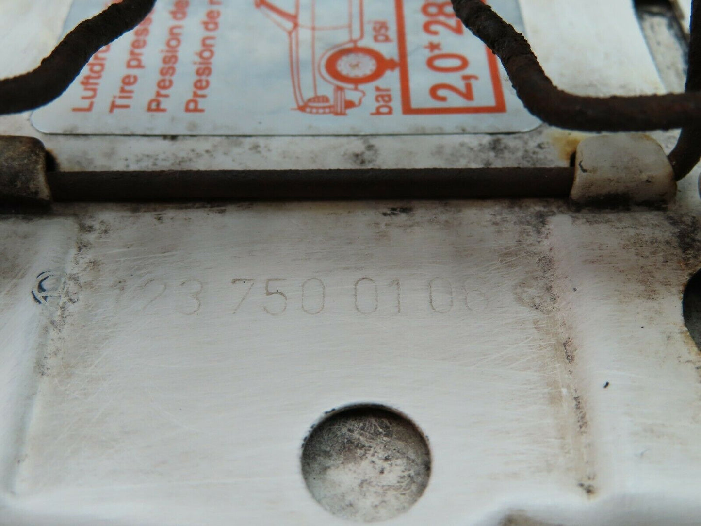 5788 Mercedes-Benz W123 200 Fuel Tank Flap Cap 1237500106