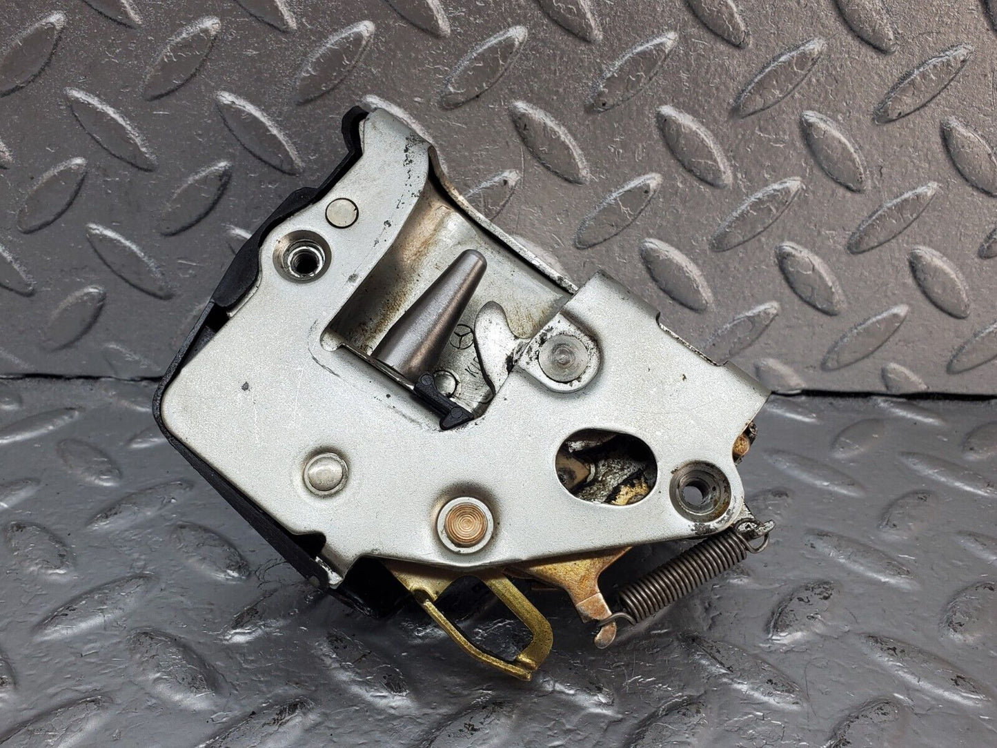 44431 Mercedes-Benz W123 280E Front Left Door Lock Mechanism 1237230108