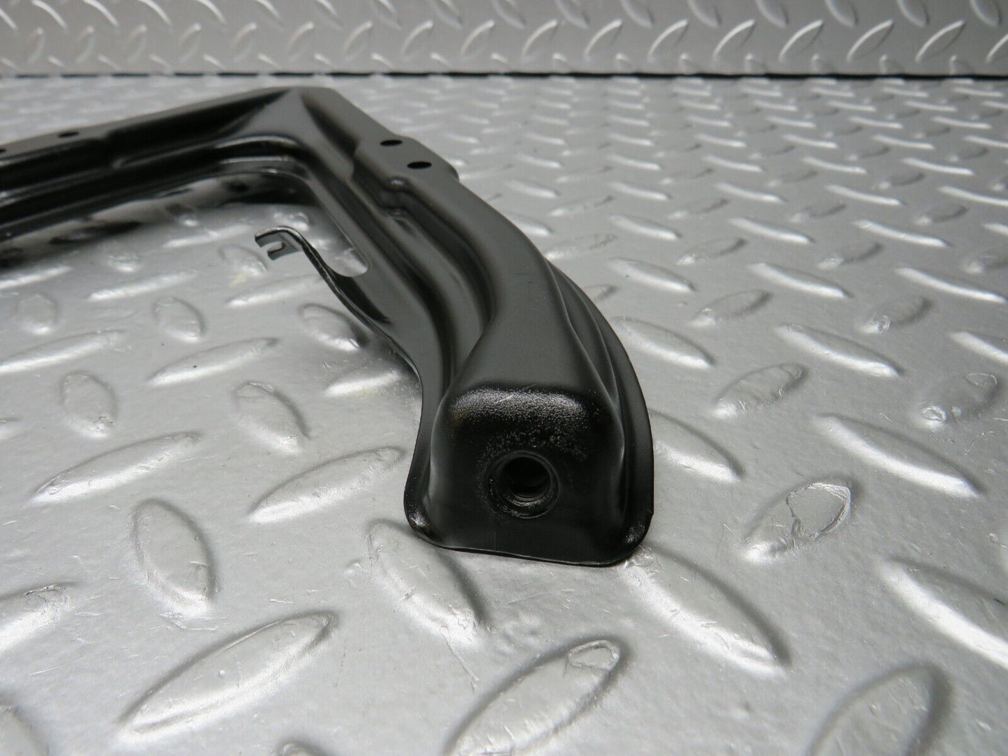 30908 Mercedes-Benz W201 190E 2.0L Air Intake Manifold Bracket