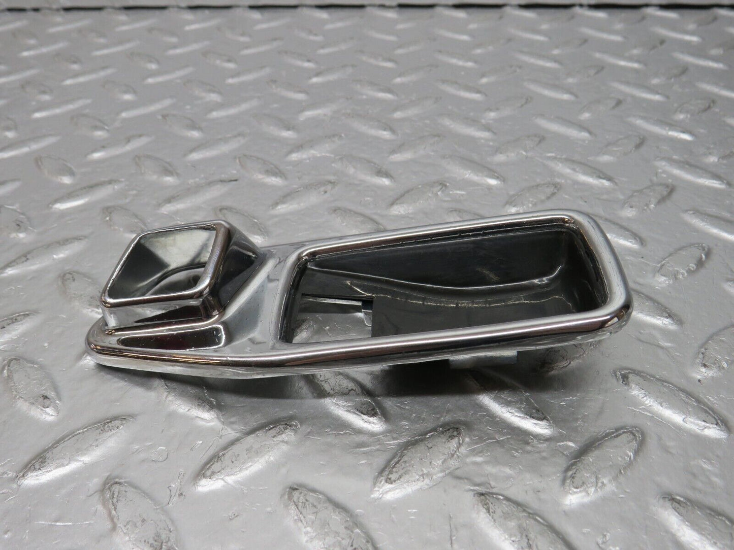 39377 Mercedes-Benz W123 200D Chrome Frame Door Handle Front Left 1167660111