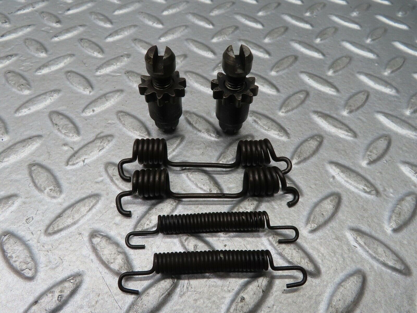 19207 Mercedes-Benz W123 300D Handbrake Shoe Fitting