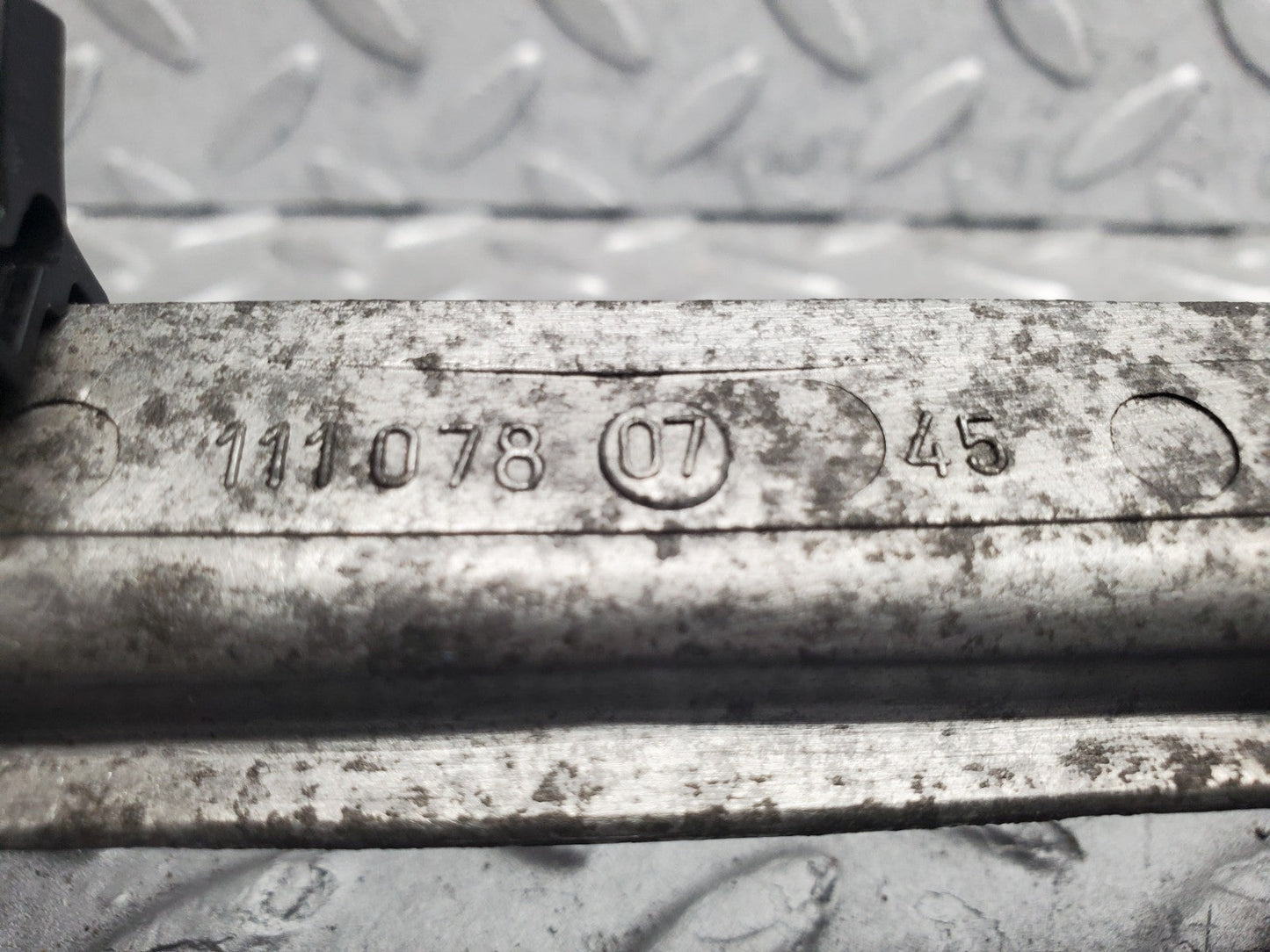 W124 Wagon fuel injector rail used OEM