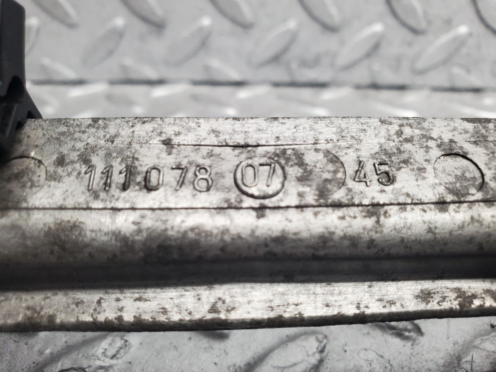 W124 Wagon fuel injector rail used OEM