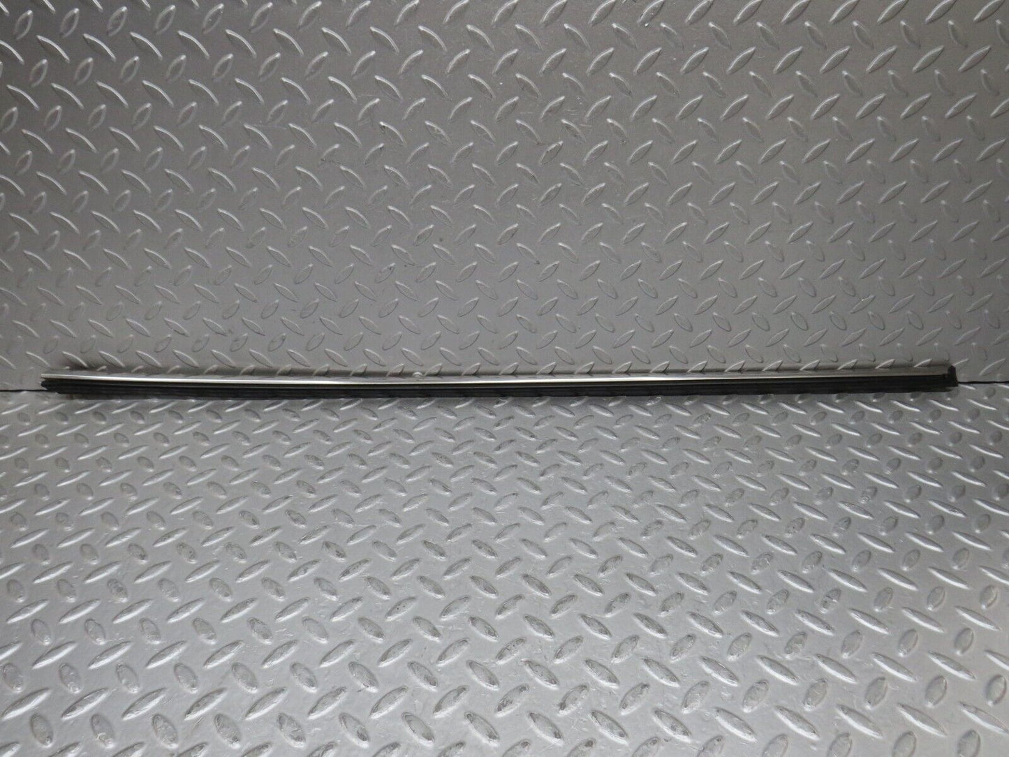 37309 Mercedes-Benz W109 300SEL Front Right Door Centre Moulding Trim