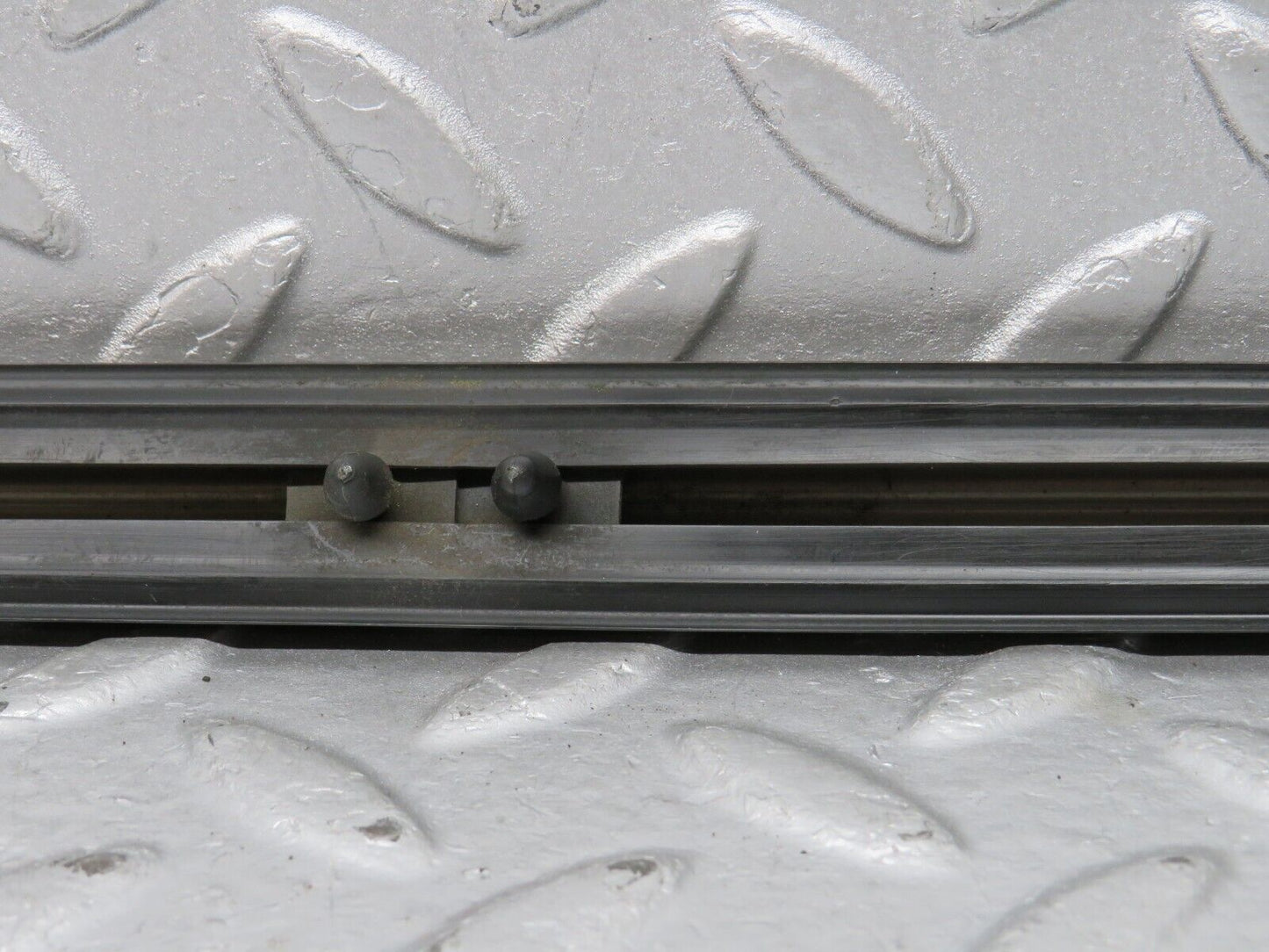40642 Mercedes-Benz W123 300D Front Right Door Centre Moulding Trim