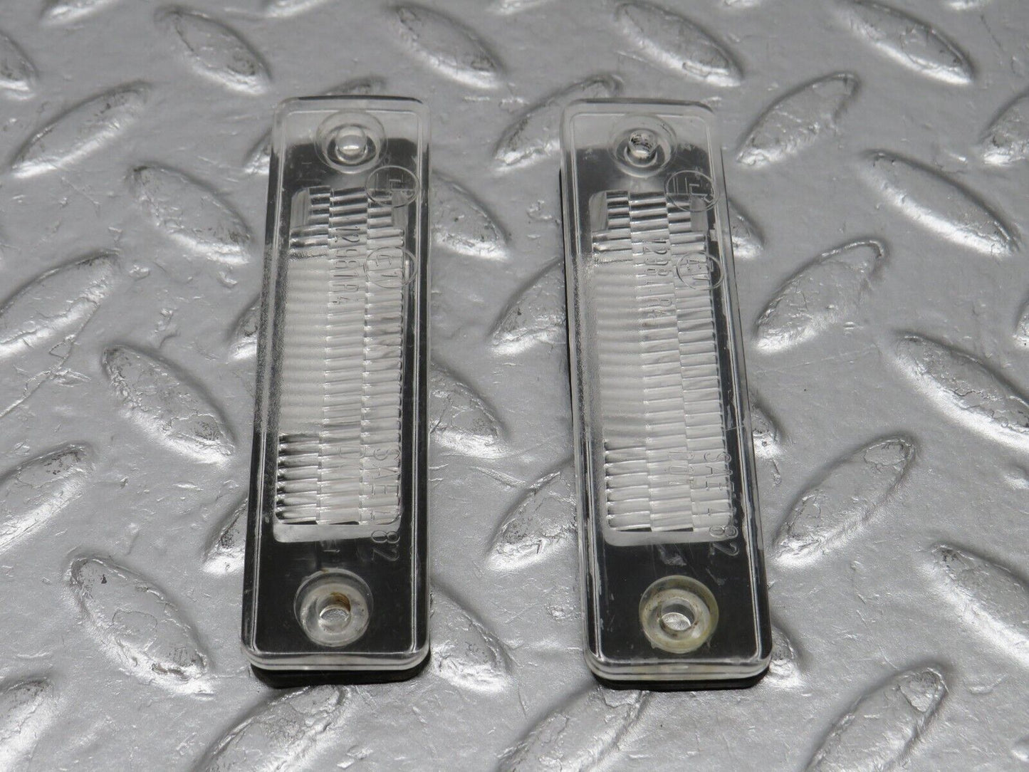 39136 Mercedes-Benz R107 500SL number Plate Light Lens 12981R4
