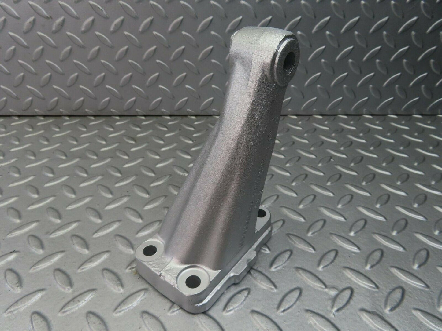 8335 Mercedes-Benz W115 Engine Mount Bracket Right Side 1152230504