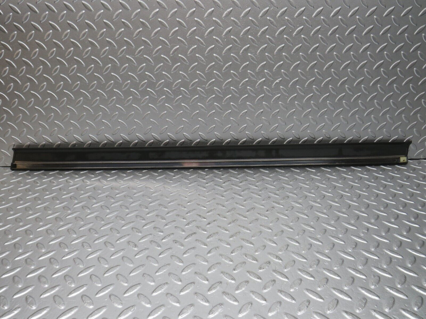 32302 Mercedes-Benz S124 300TE Wagon Front Left Door Centre Moulding Trim