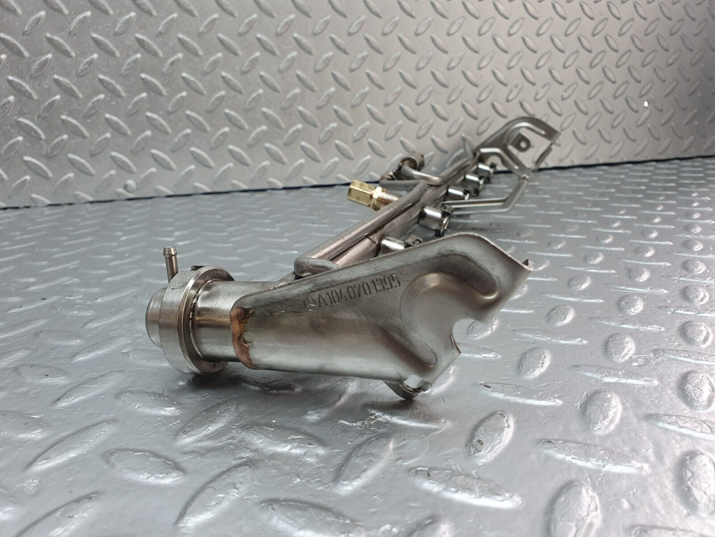 42324 Mercedes-Benz R129 320SL Coupe Fuel Injector Rail With Fuel Pressure Regulator 1040701395 0000781589