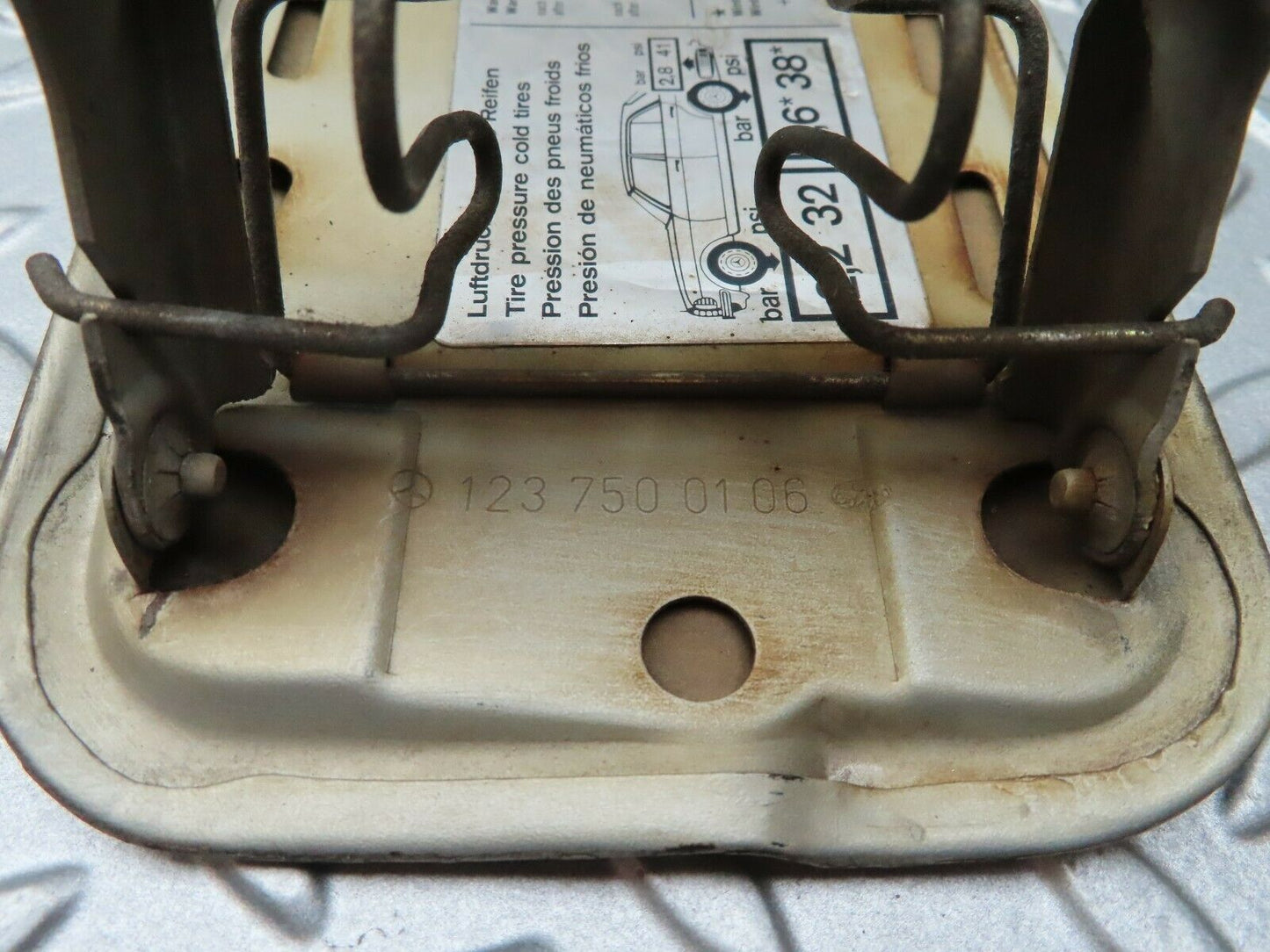 4076 Mercedes-Benz V123 240D LWB Fuel Tank Flap Cap 1235841739