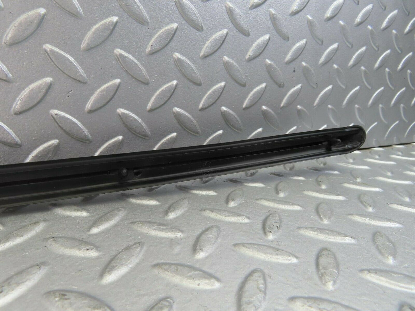 10271 Mercedes-Benz W123 Front Right Fender Centre Moulding Trim