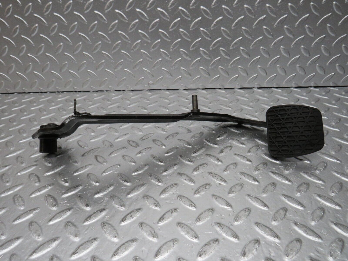 31129 Mercedes-Benz W123 200D Clutch Pedal With Rubber 1102910182