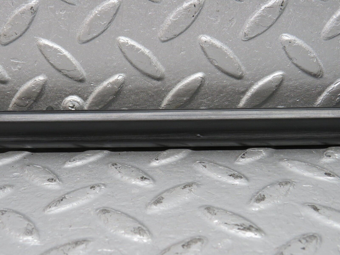 40642 Mercedes-Benz W123 300D Front Right Door Centre Moulding Trim