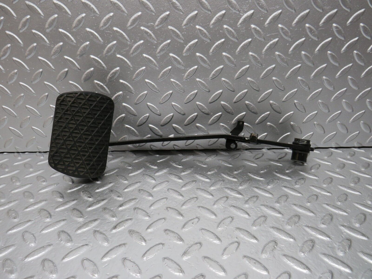 30368 Mercedes-Benz W124 230E Brake Pedal 1232910082