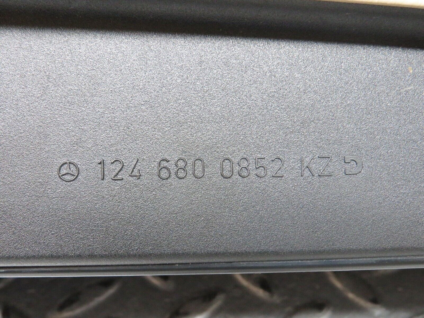 27640 Mercedes-Benz S124 300TE Centre Console Storage Box With Key 1246800852