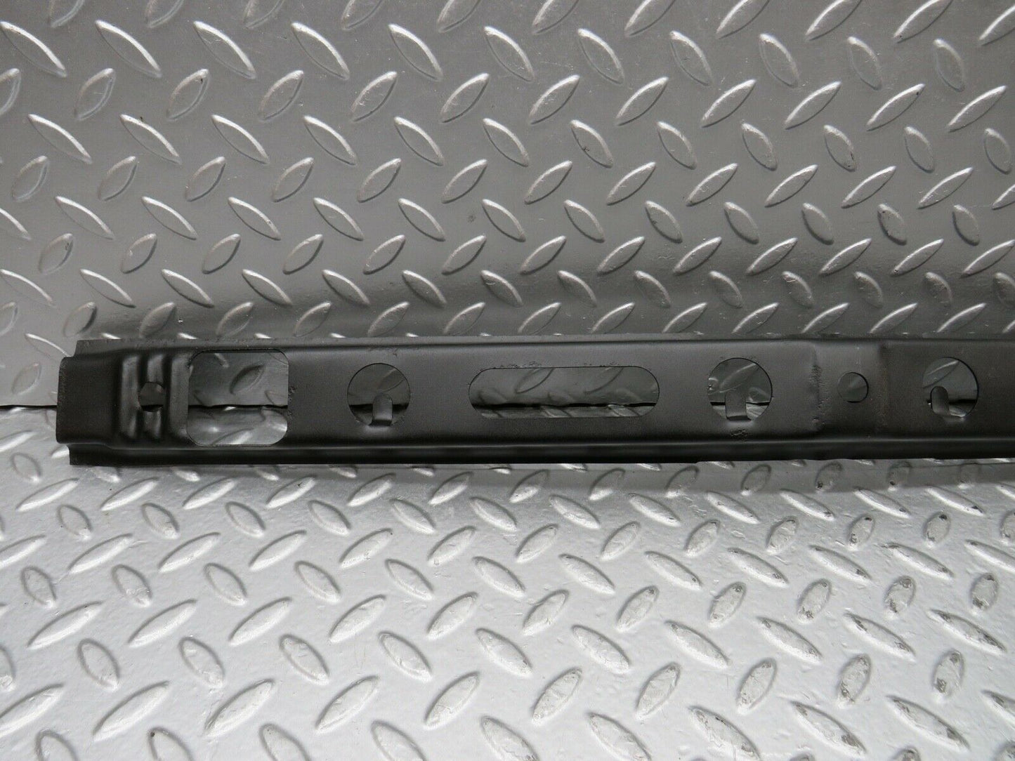 21872 Mercedes-Benz W123 Front Bumper Centre Bracket