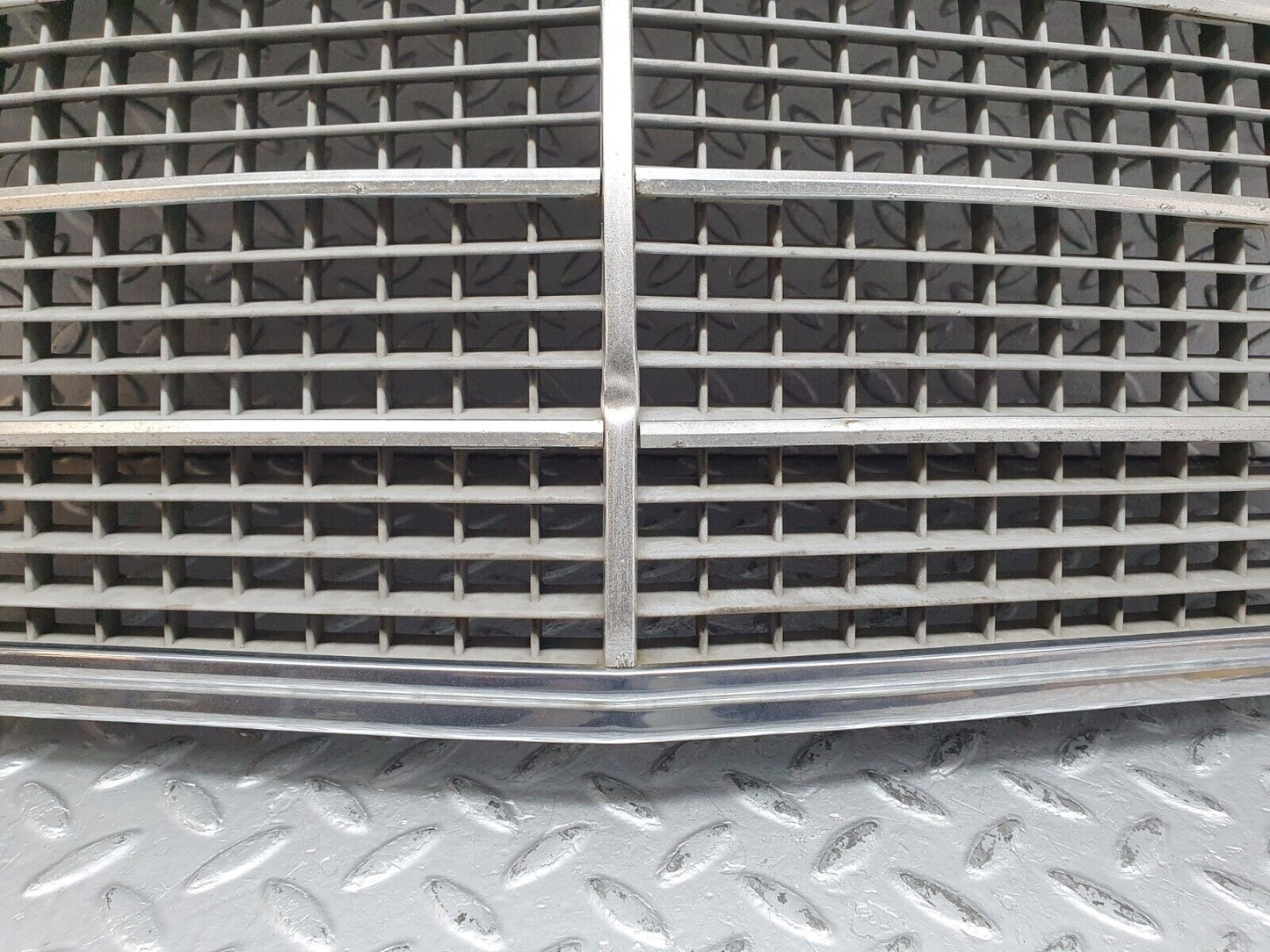 41221 Mercedes-Benz W126 300SE Bonnet Grill Chrome 1268880423