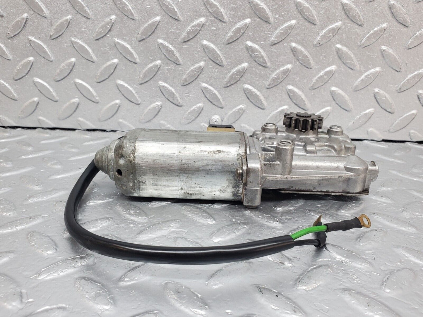 44292 Mercedes-Benz W123 280E Front Right Window Regulator Motor 0130821019