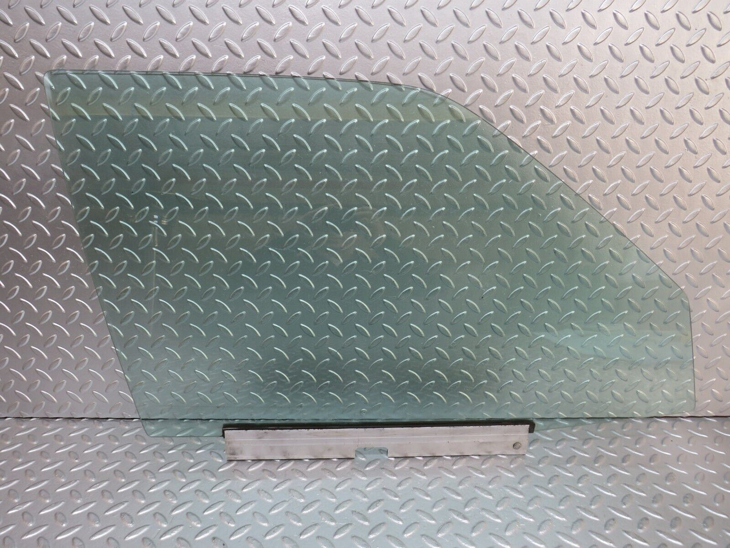 29263 Mercedes-Benz W124 230E Front Right Door Window Glass