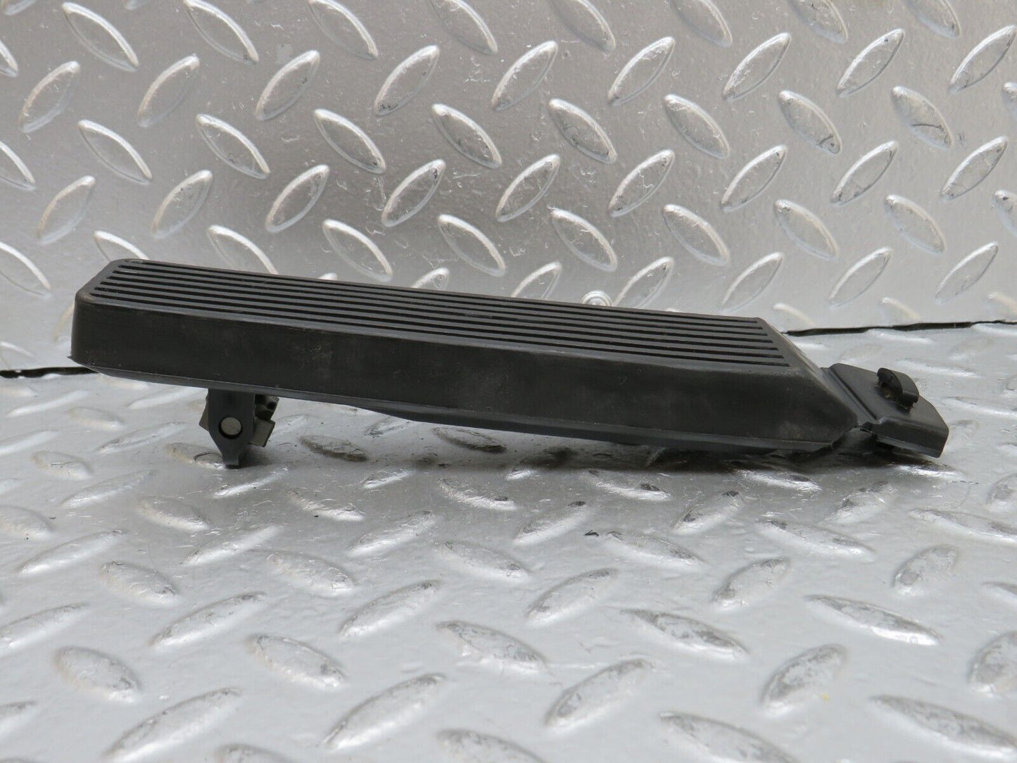 27923 Mercedes-Benz W123 280E Accelerator Pedal With Rubber 1233010082