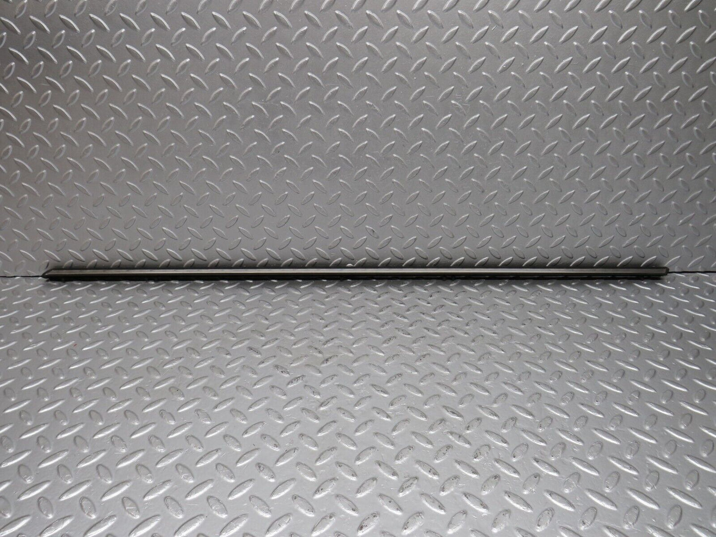 40642 Mercedes-Benz W123 300D Front Right Door Centre Moulding Trim
