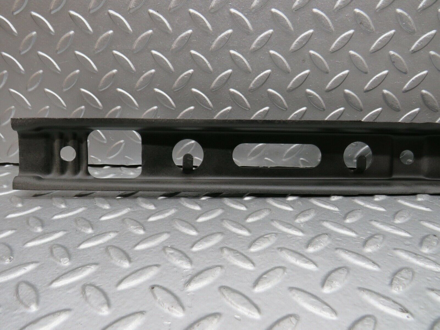 21872 Mercedes-Benz W123 Front Bumper Centre Bracket