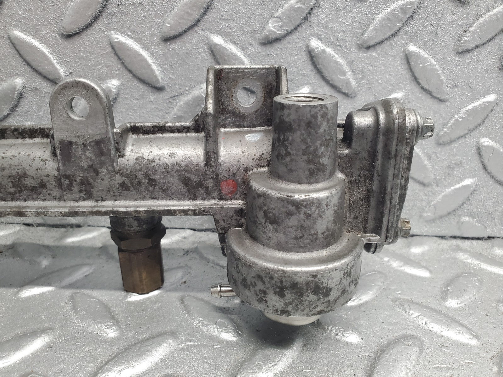 W124 Wagon fuel injector rail used OEM