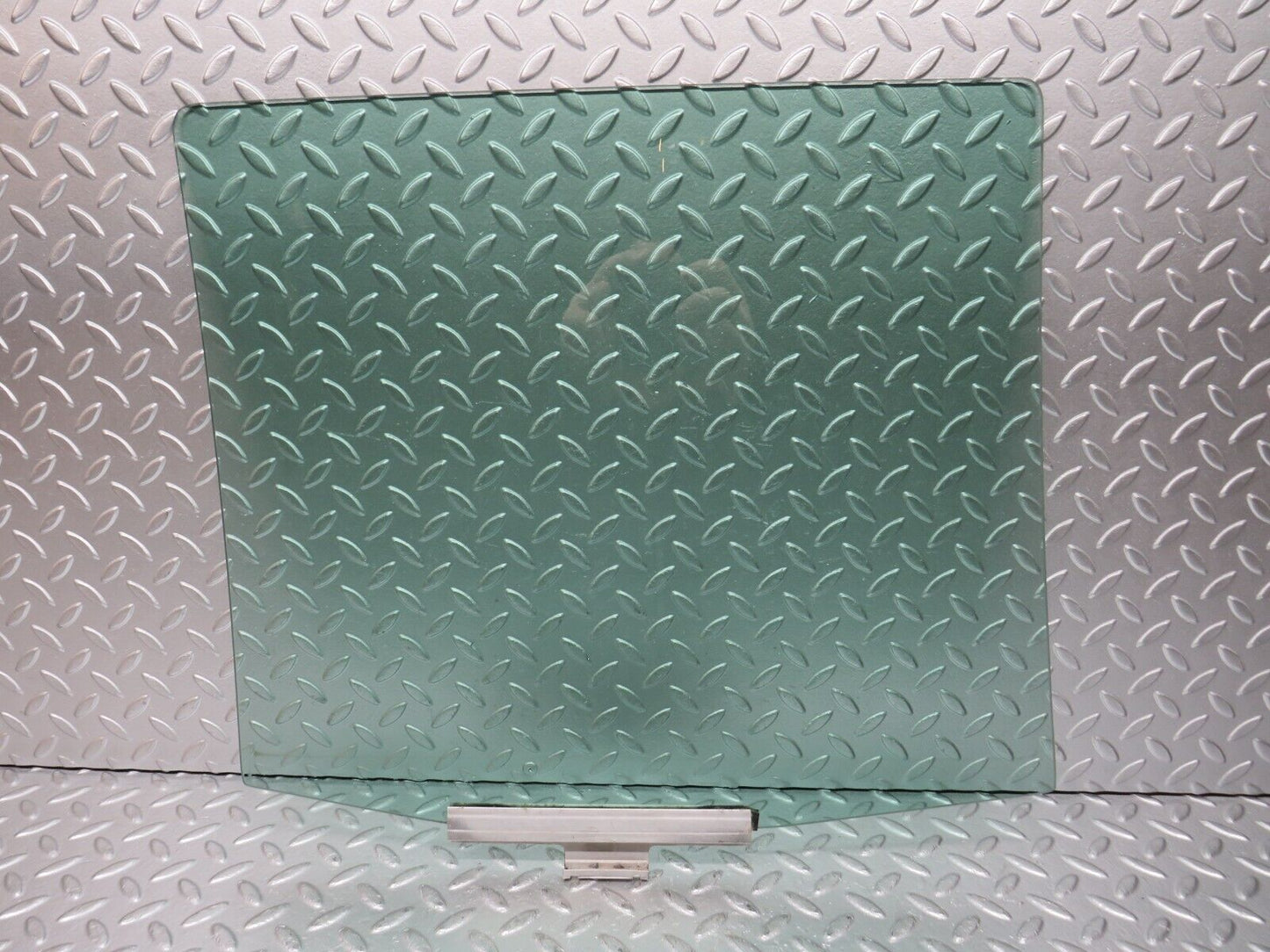 31476 Mercedes-Benz S124 220TE Wagon Rear Left Door Window Glass
