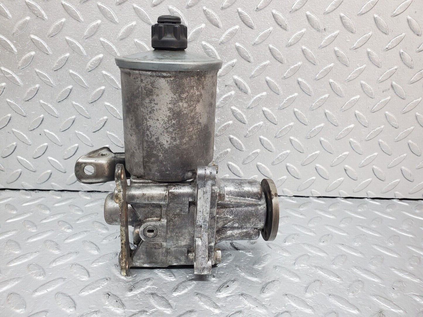 44857 Mercedes-Benz W124 220E Power Steering Pump 2104661901 7681900501