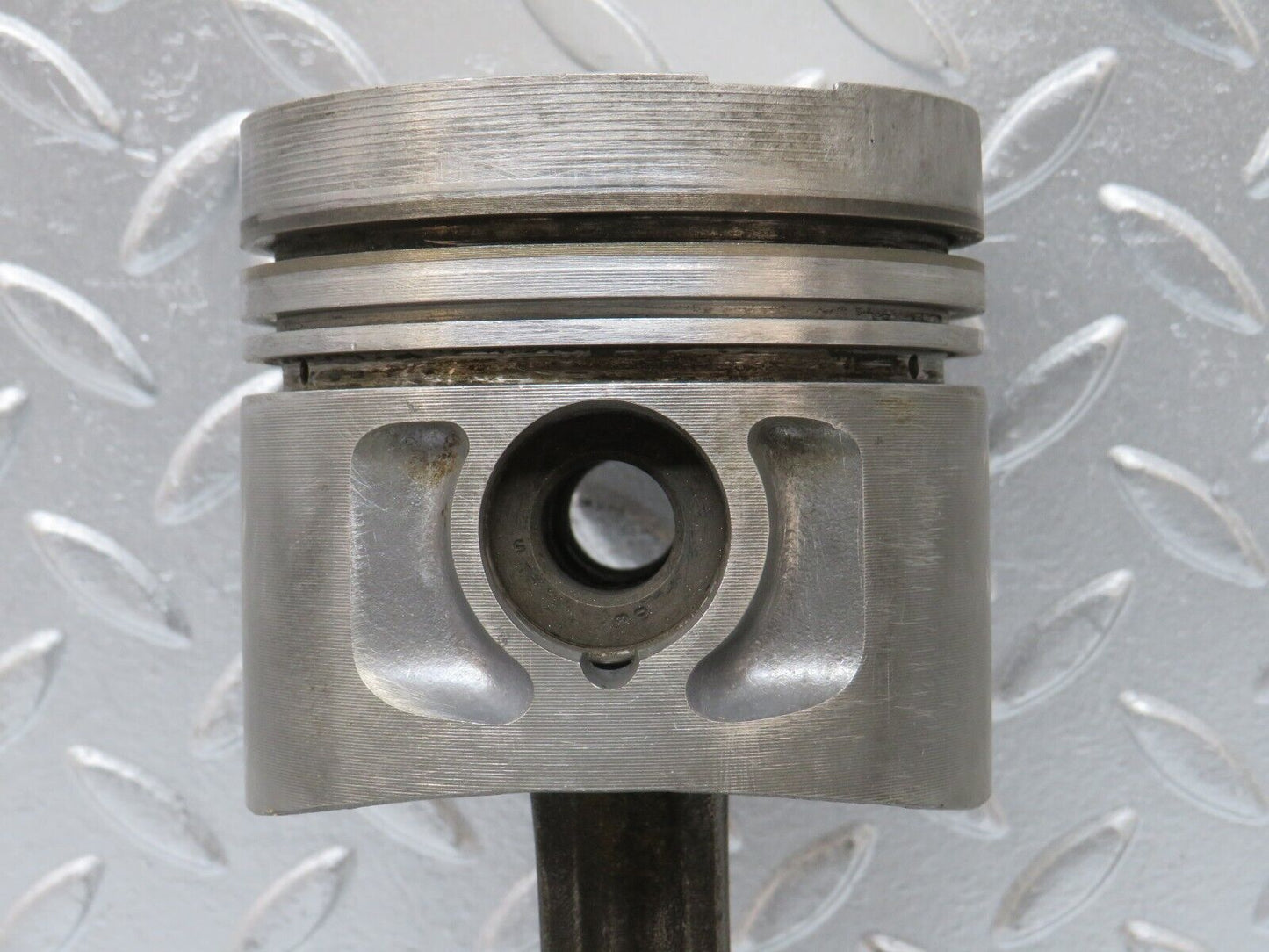 32933 Mercedes-Benz W123 300D Piston With Connecting Rod 90.875 mm 61502